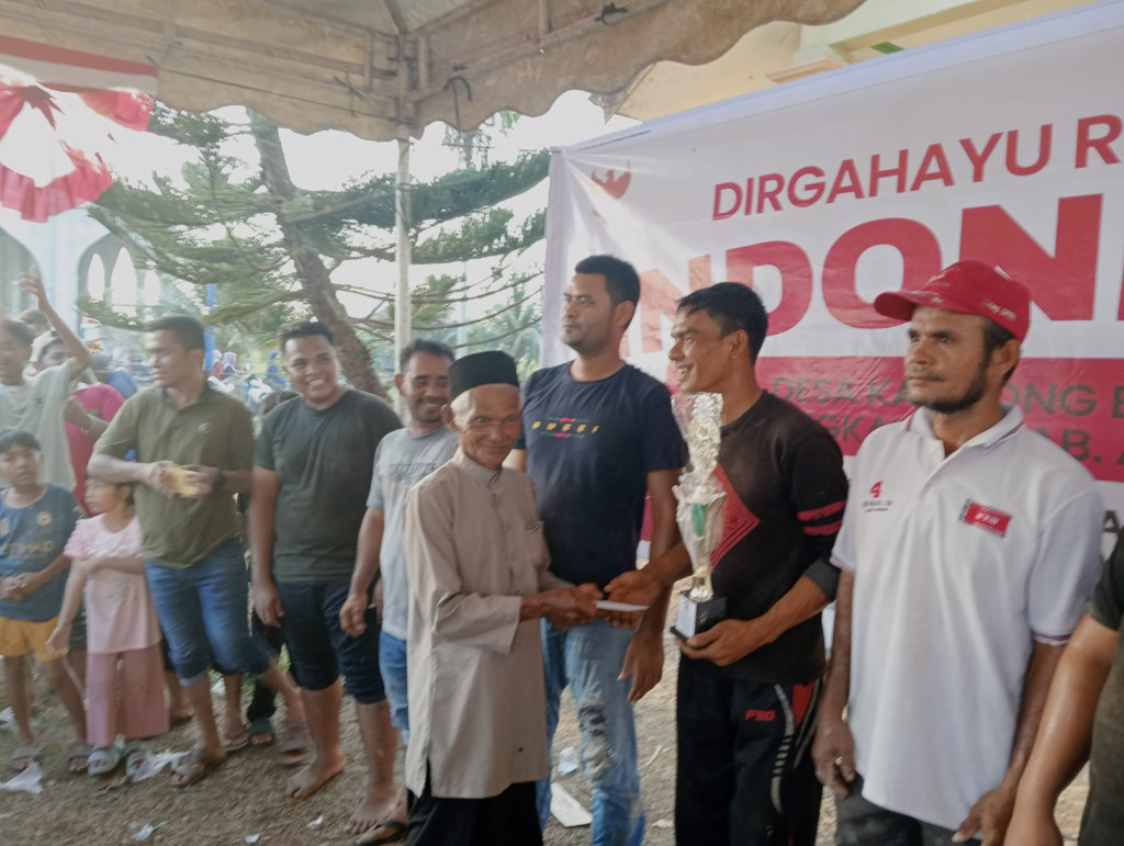 Penyerahan Hadiah Tarik Tambang 17 Agustus Tahun 2024